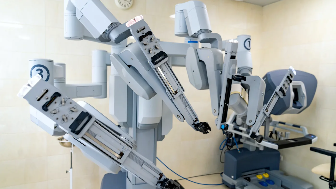 Sistema de cirurgia robótica em centro cirúrgico · imagem ilustrativa